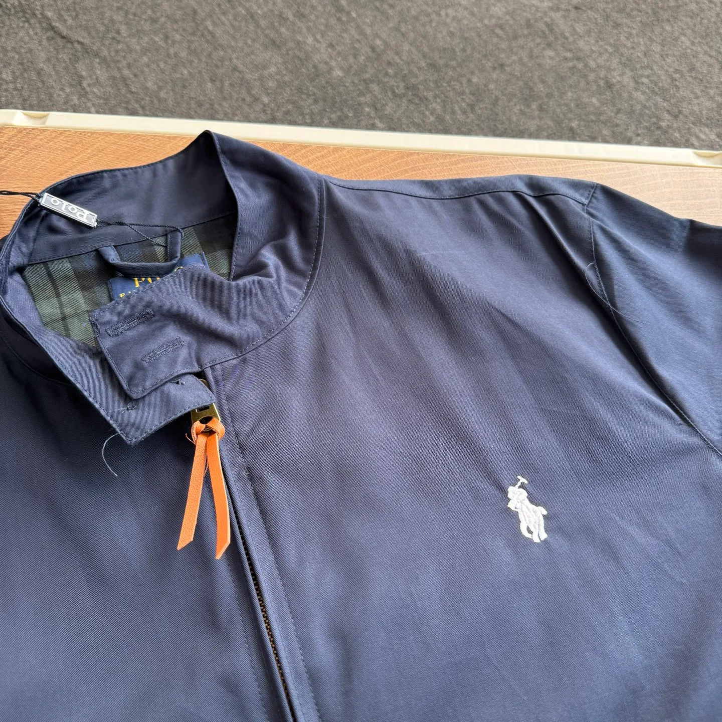 P240 model number G84 - Ralph Lauren/Ralph Lauren's men's and women's old cadre zipper stand collar jacket - the same style as Yi Mengling. Recommended by many fashion bloggers, the Harrington jacket's lapel zipper windproof design perfectly blends casual style and street trend elements, and is very suitable for neutral wear. The fabric texture of the jacket is excellent and comfortable to wear. It is a very versatile and trendy jacket. Original development, 100% pure cotton fabric, exquisite embroidery, evergreen style for all seasons, feel free to buy it, retro will never go out of style!  Color: Black Navy Size: S M L XL
